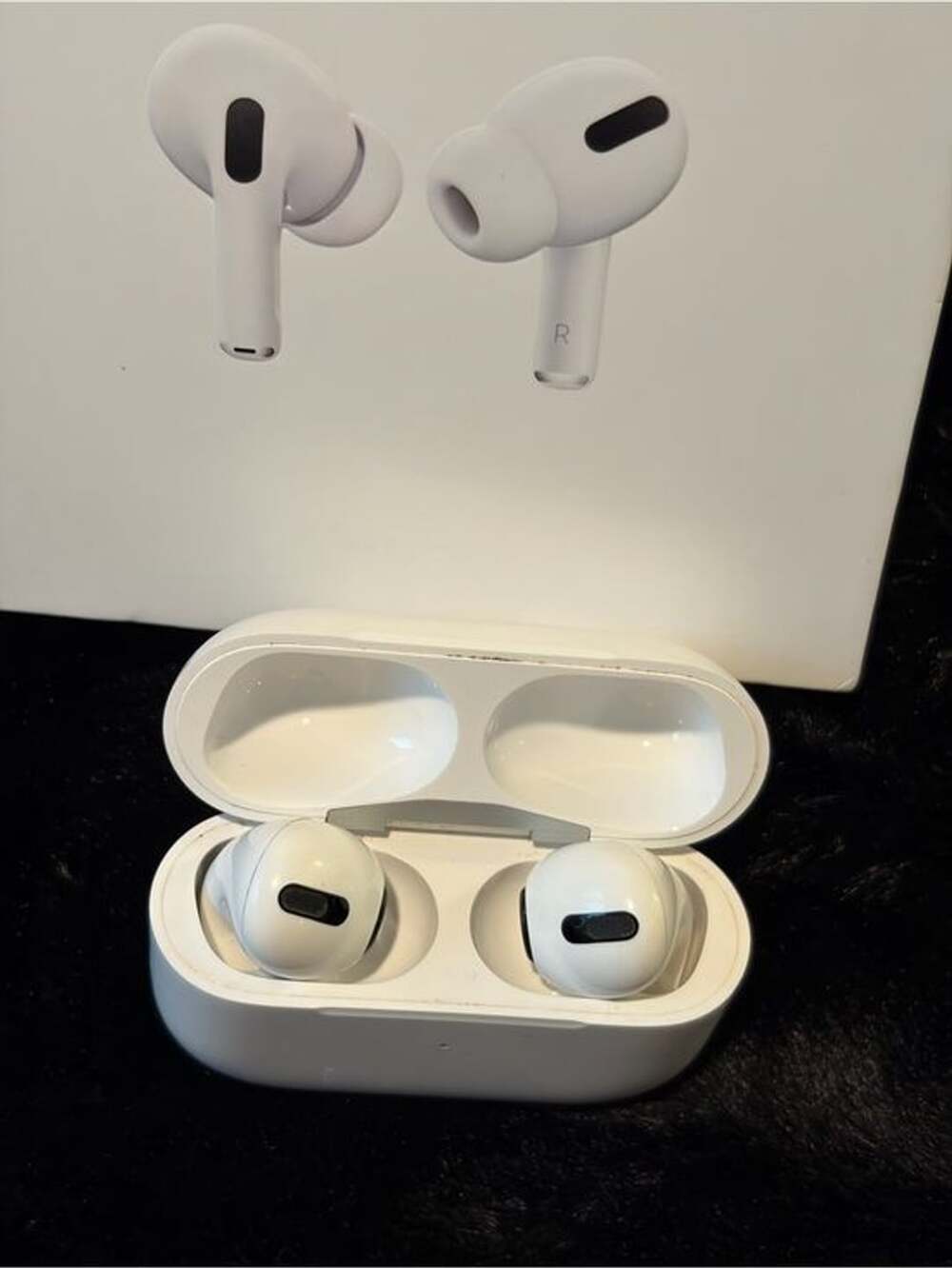 Apple AirPods Pro with Charging Case - First Generation - Picture 4 of 8